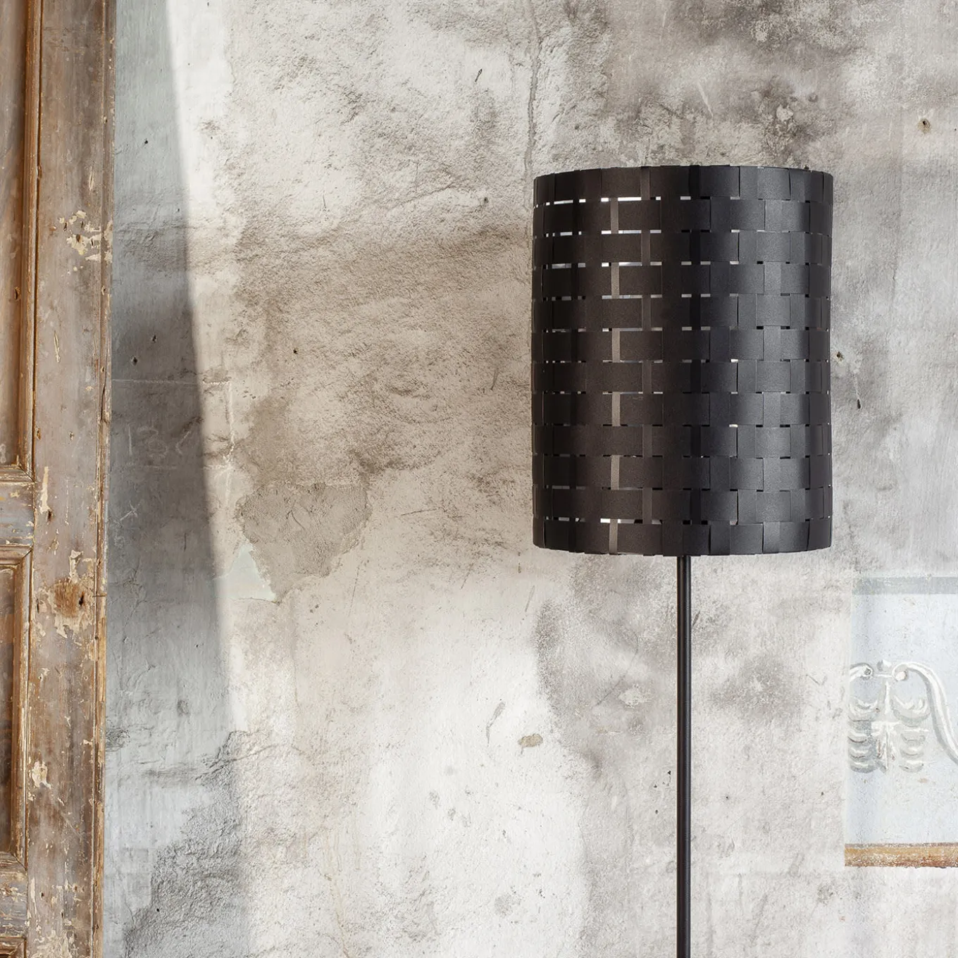 Arminium Black Floor Lamp