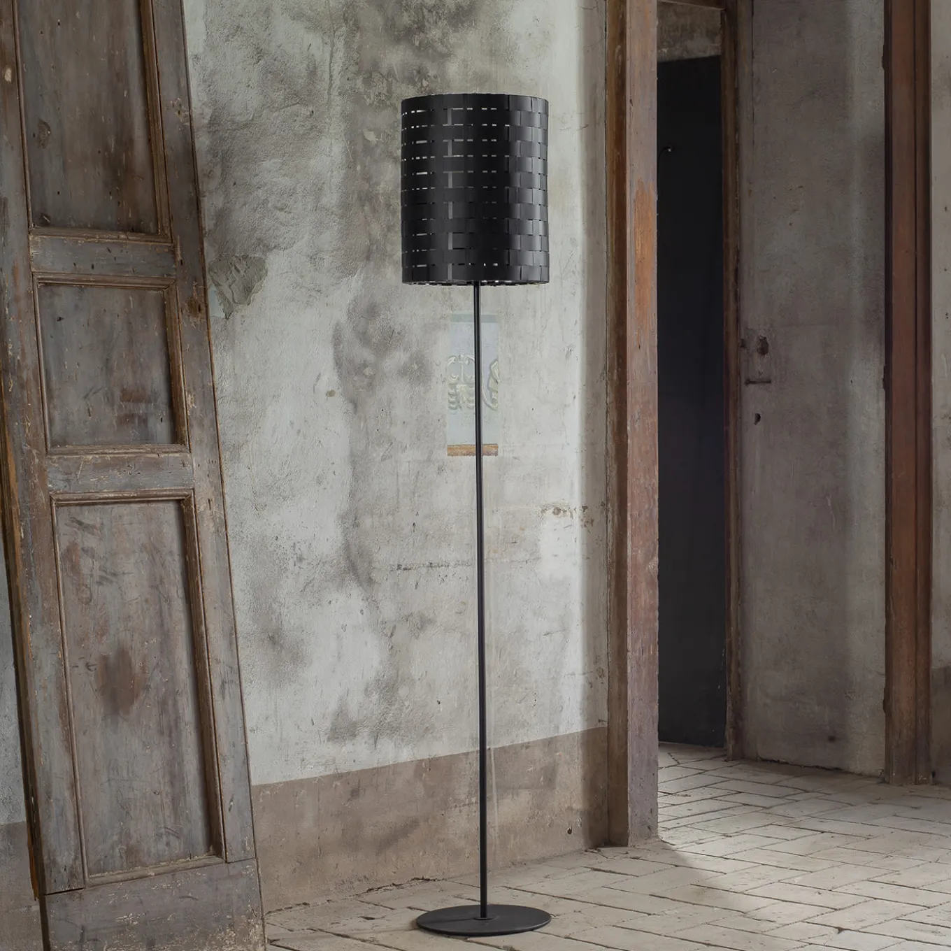Arminium Black Floor Lamp