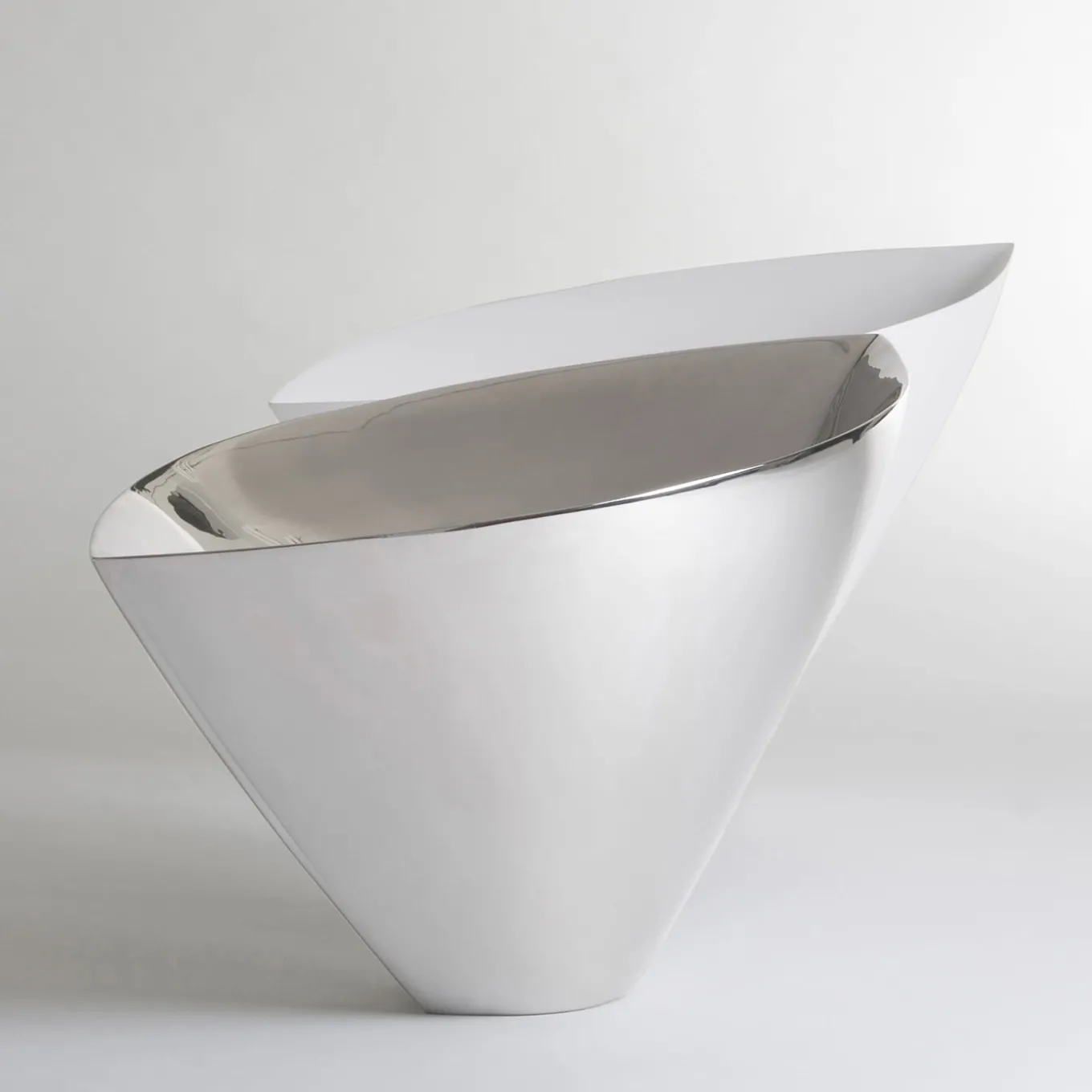 Aurica Platinum Clay Centerpiece