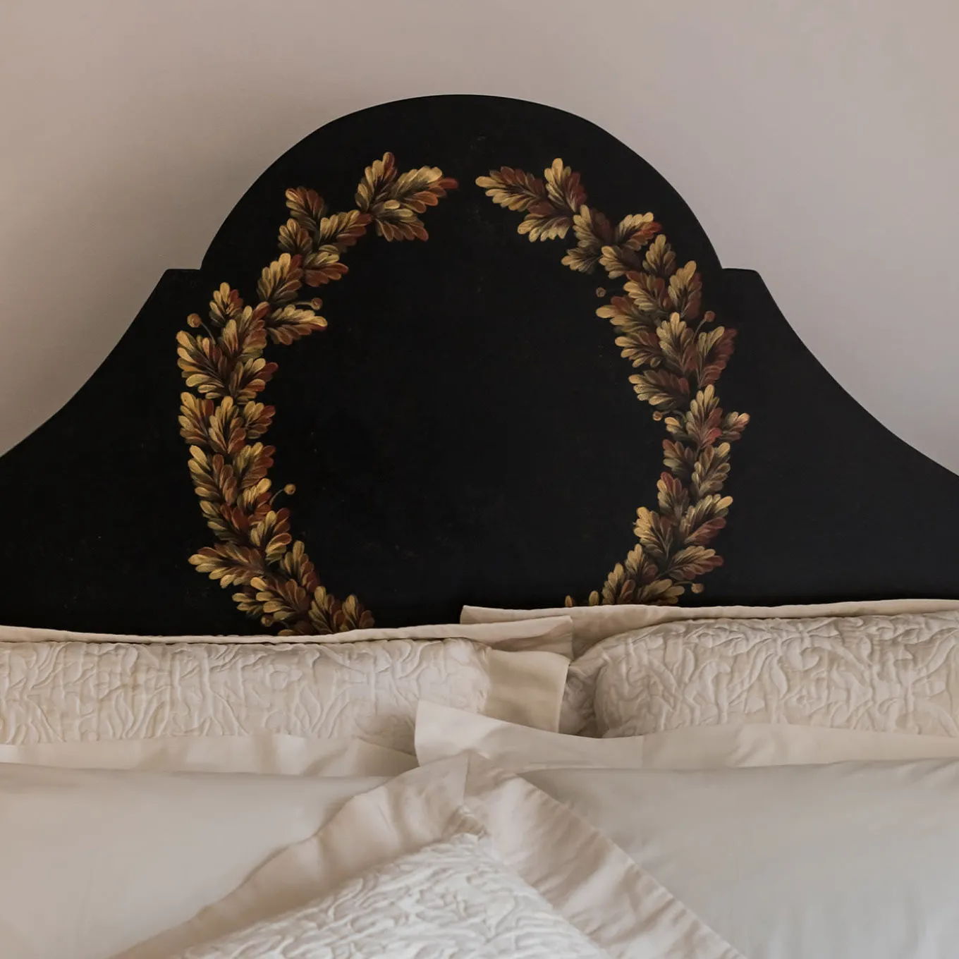 Black Roma Queen Size Bed with Laurel Crown