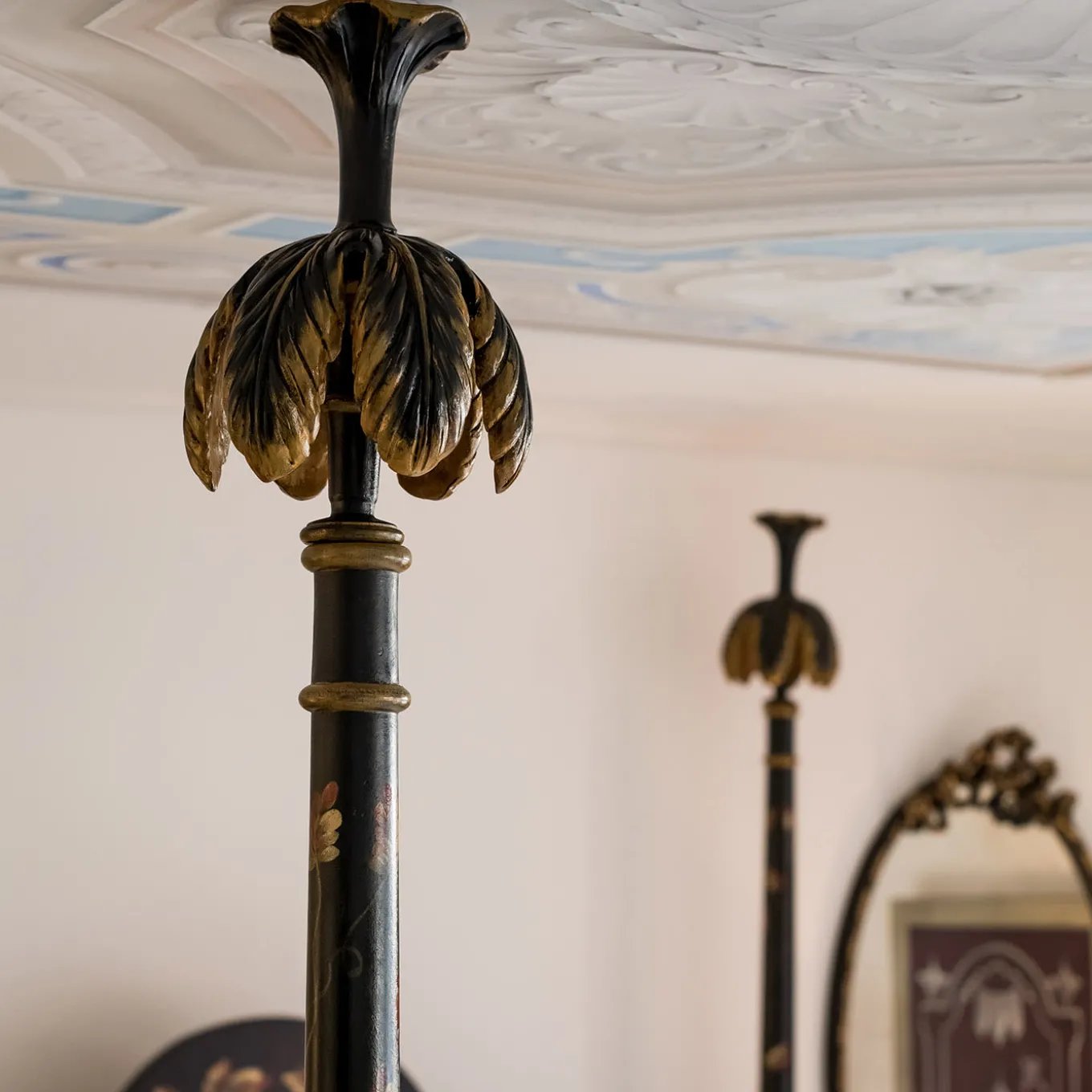 Black Roma Queen Size Bed with Laurel Crown