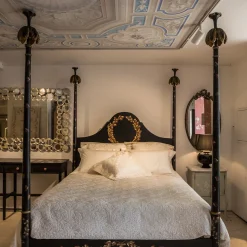 Black Roma Queen Size Bed with Laurel Crown