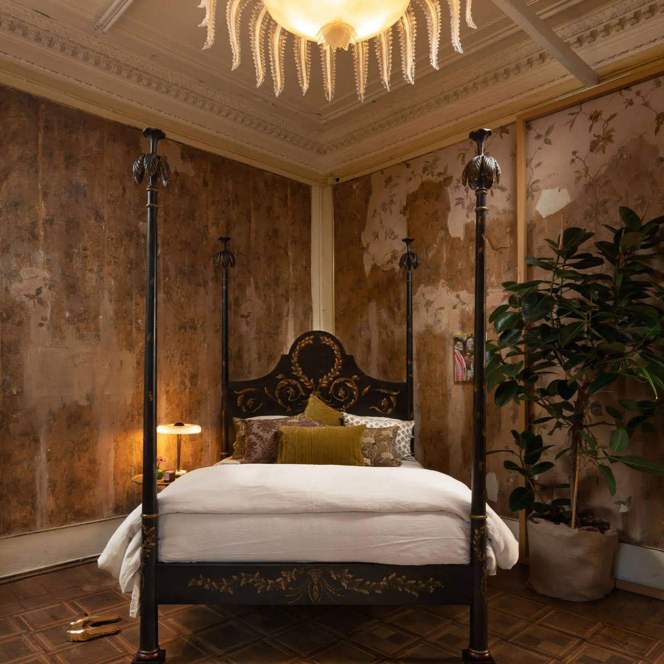 Black Roma Queen Size Bed with Laurel Crown