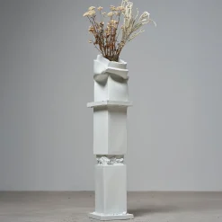 Brenta+Brenta pedestal with Brenta white ceramic Vase