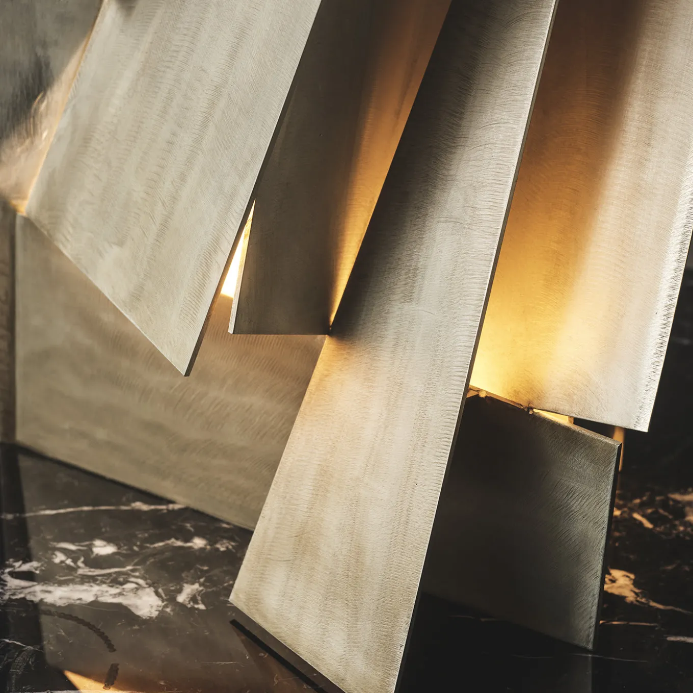 CL2076 Illuminated Sculpture