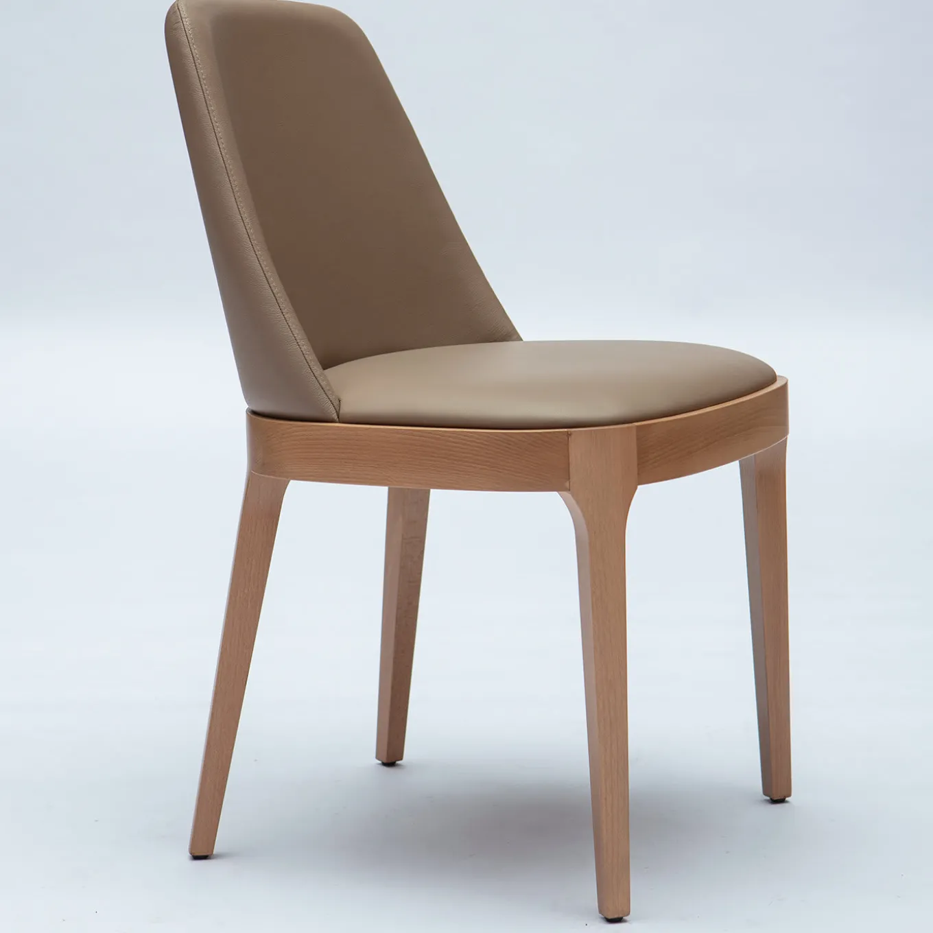 Club 24 leather dining chair by Mara Picco