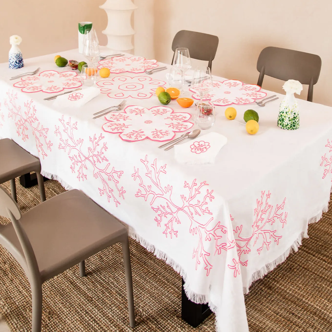 Corallo Rosa Set of 2 Flower-Shaped White Service Placemats