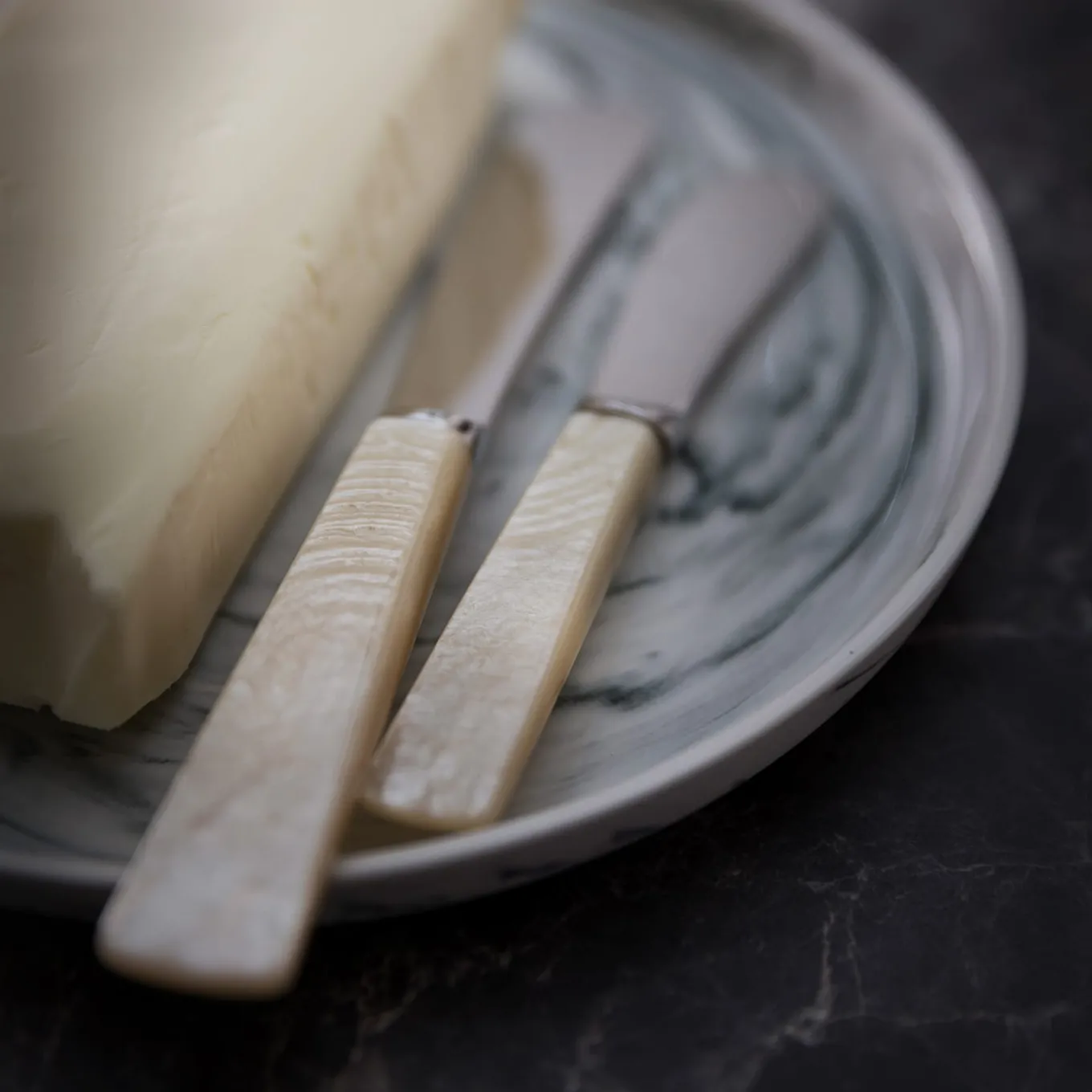 Corallo White Set of Bottle Opener & Butter Spreader