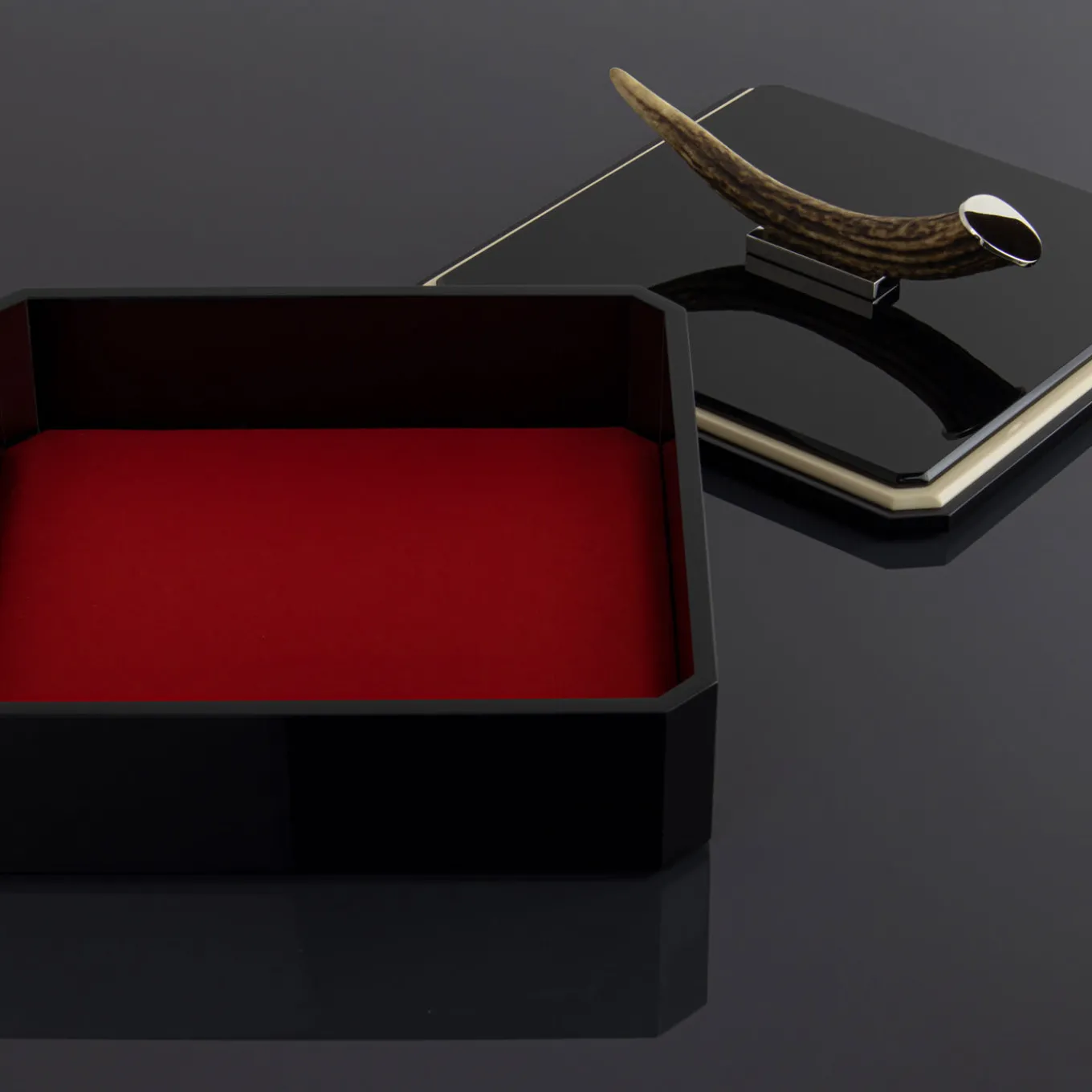 DIANA BOX WITH RED FABRIC PAD