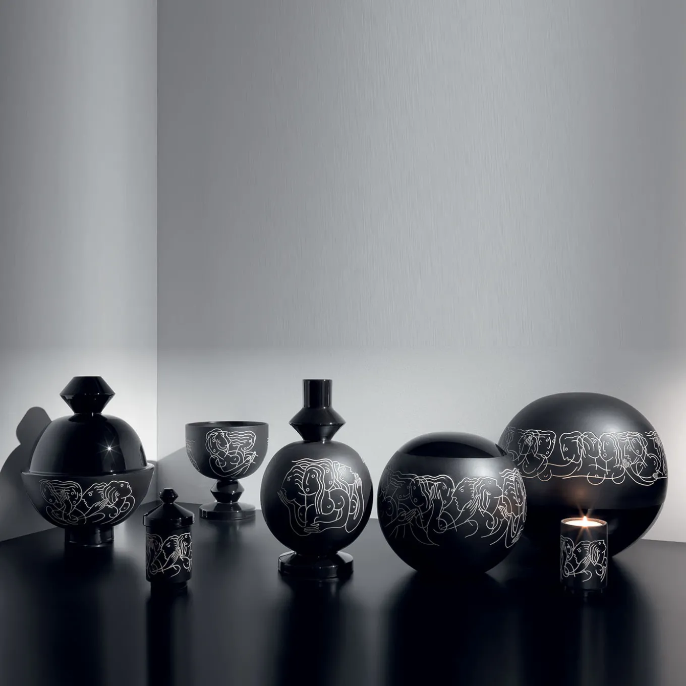 Foga Black Vase with Lid