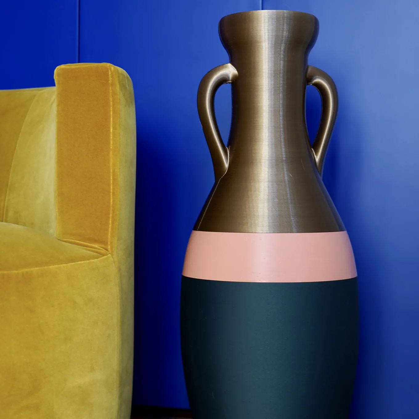 Giulio Cesare XXL Black Pink And Bronze Amphora