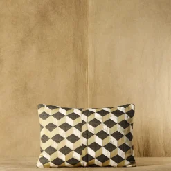 Ingannevole Rectangular Cushion