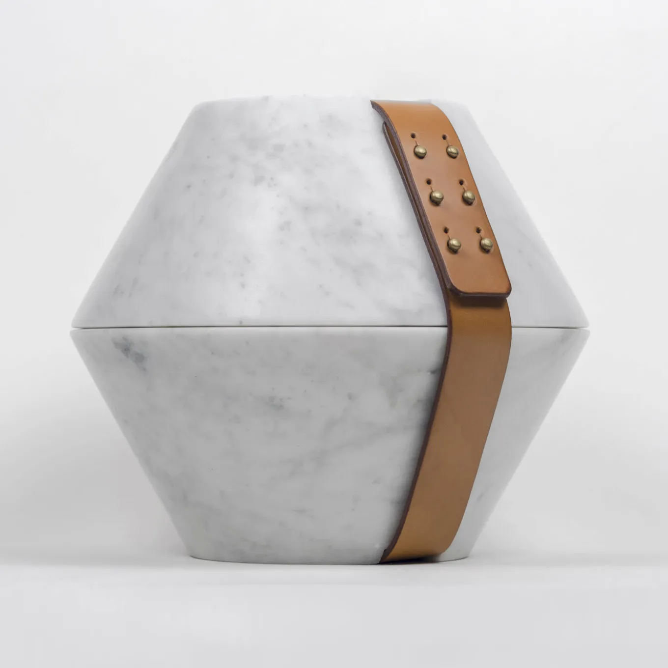 Istanti Inclusi Hourglass-Like Container