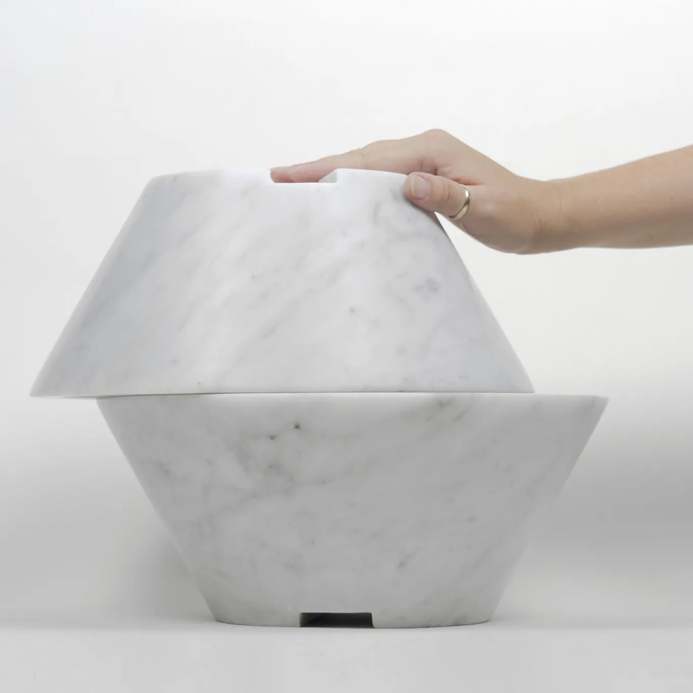 Istanti Inclusi Hourglass-Like Container