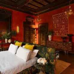 Ma Davvero? Red Tapestry