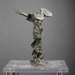 Nike di Samotracia sfaccettata bronze sculpture