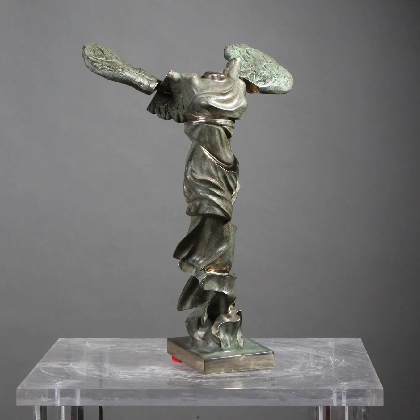 Nike di Samotracia sfaccettata bronze sculpture