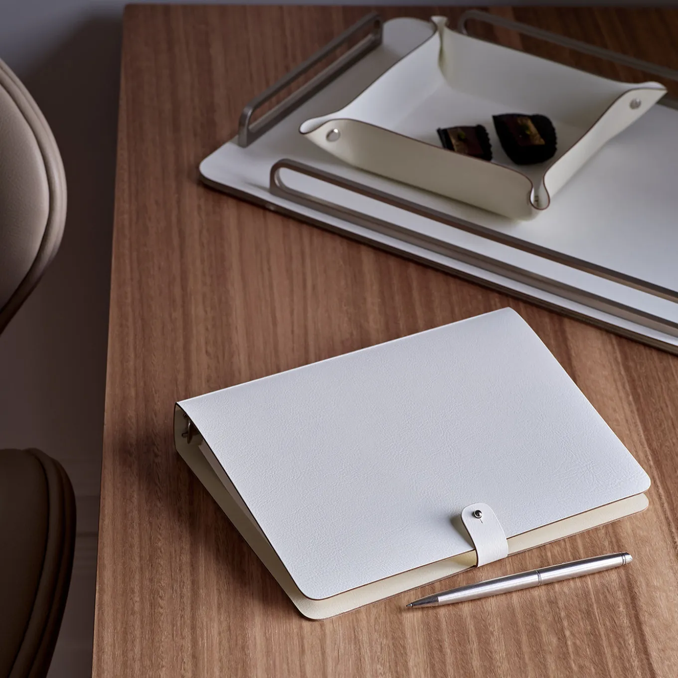 Panna cotta and white leather vide poche #2