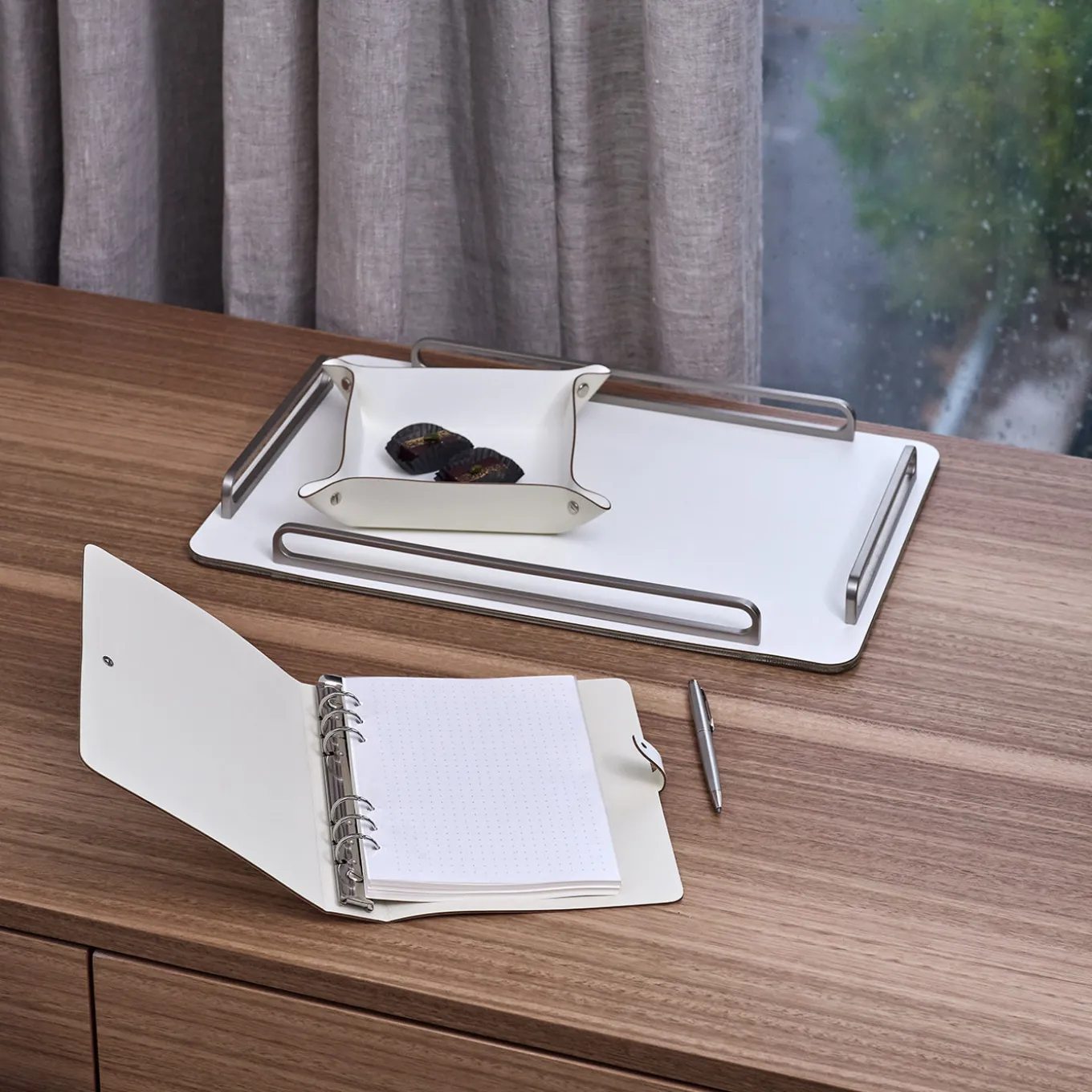 Panna cotta and white leather vide poche #2