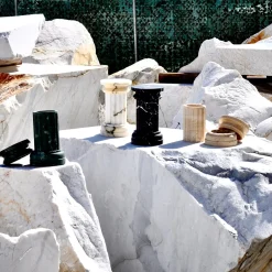 POR TAN TE Satin black Marquina marble Column Vase