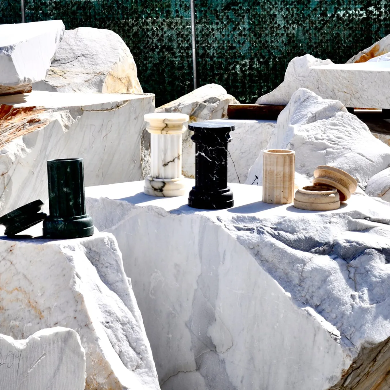 POR TAN TE Satin Green Guatemala marble Column Vase