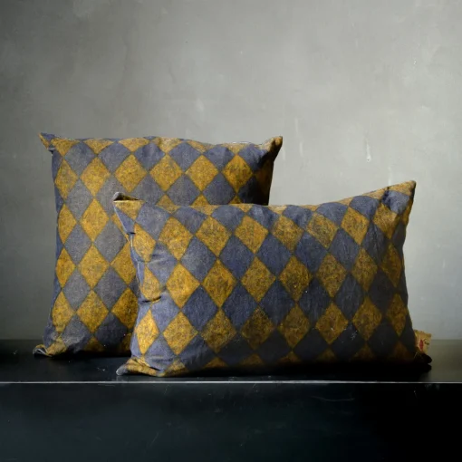 Pungitopo Square Diamond-Patterned Blue & Yellow Velvet Cushion