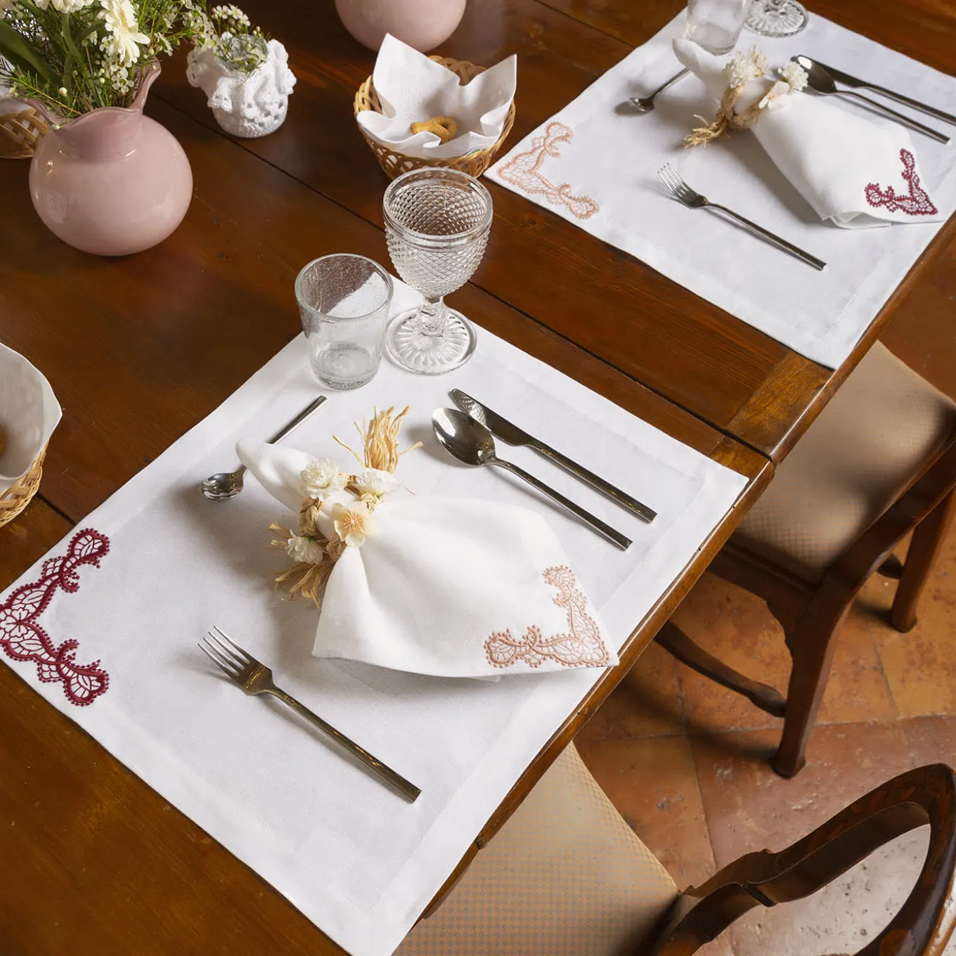 Rinascimento Set of 2 Pink-Embroidered White Linen Napkins