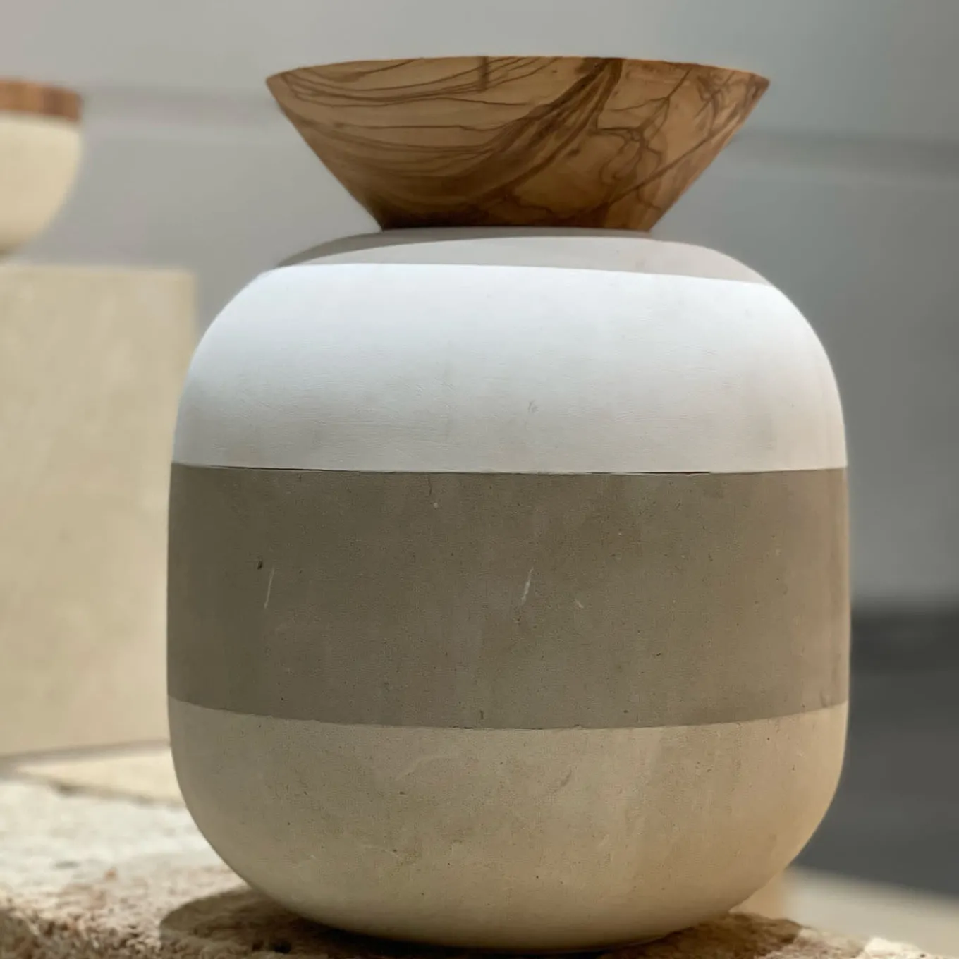 Rito N. 3 C Lecce Limestone Vase With Olive Wood Lid