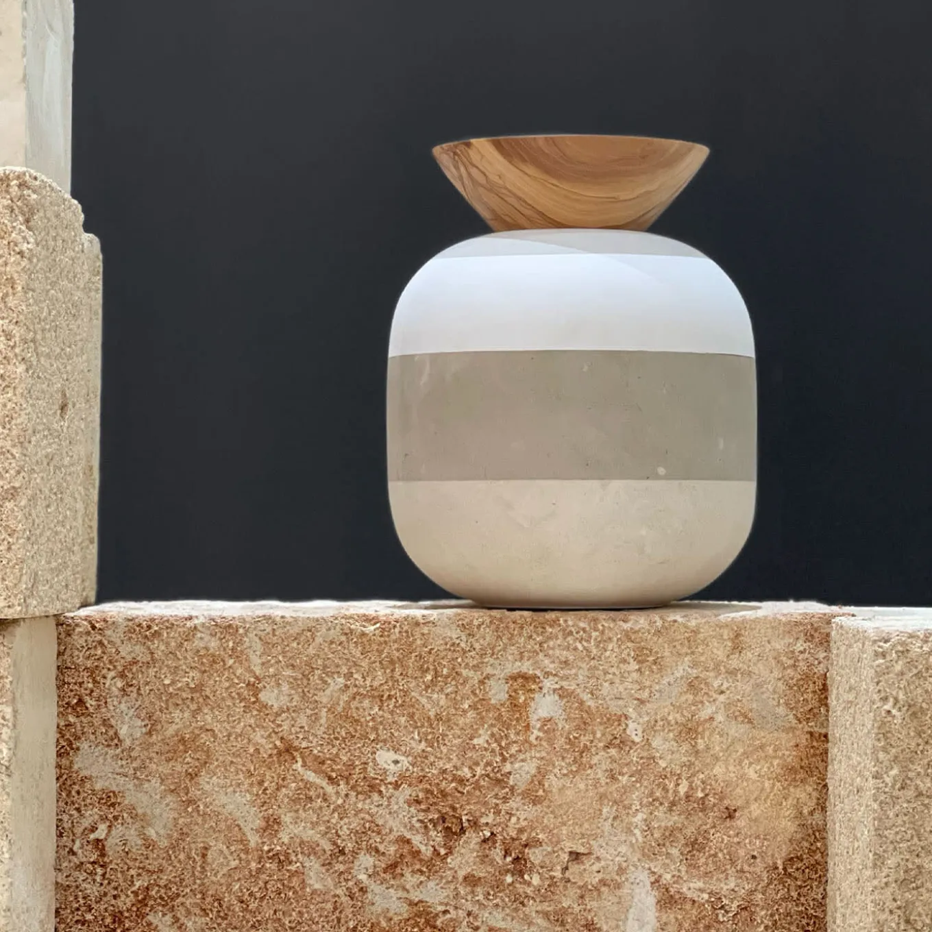 Rito N. 3 C Lecce Limestone Vase With Olive Wood Lid