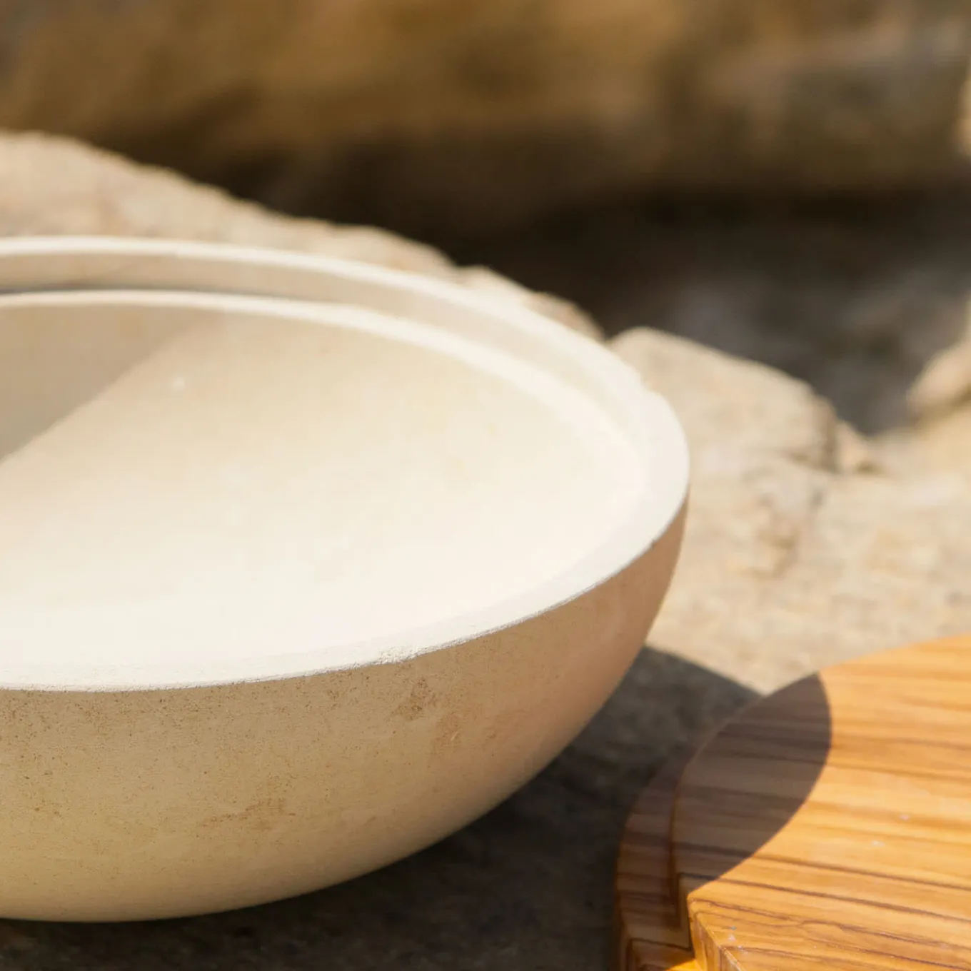 Rito N. 3 E Lecce Limestone Bowl with Olive Wood Lid