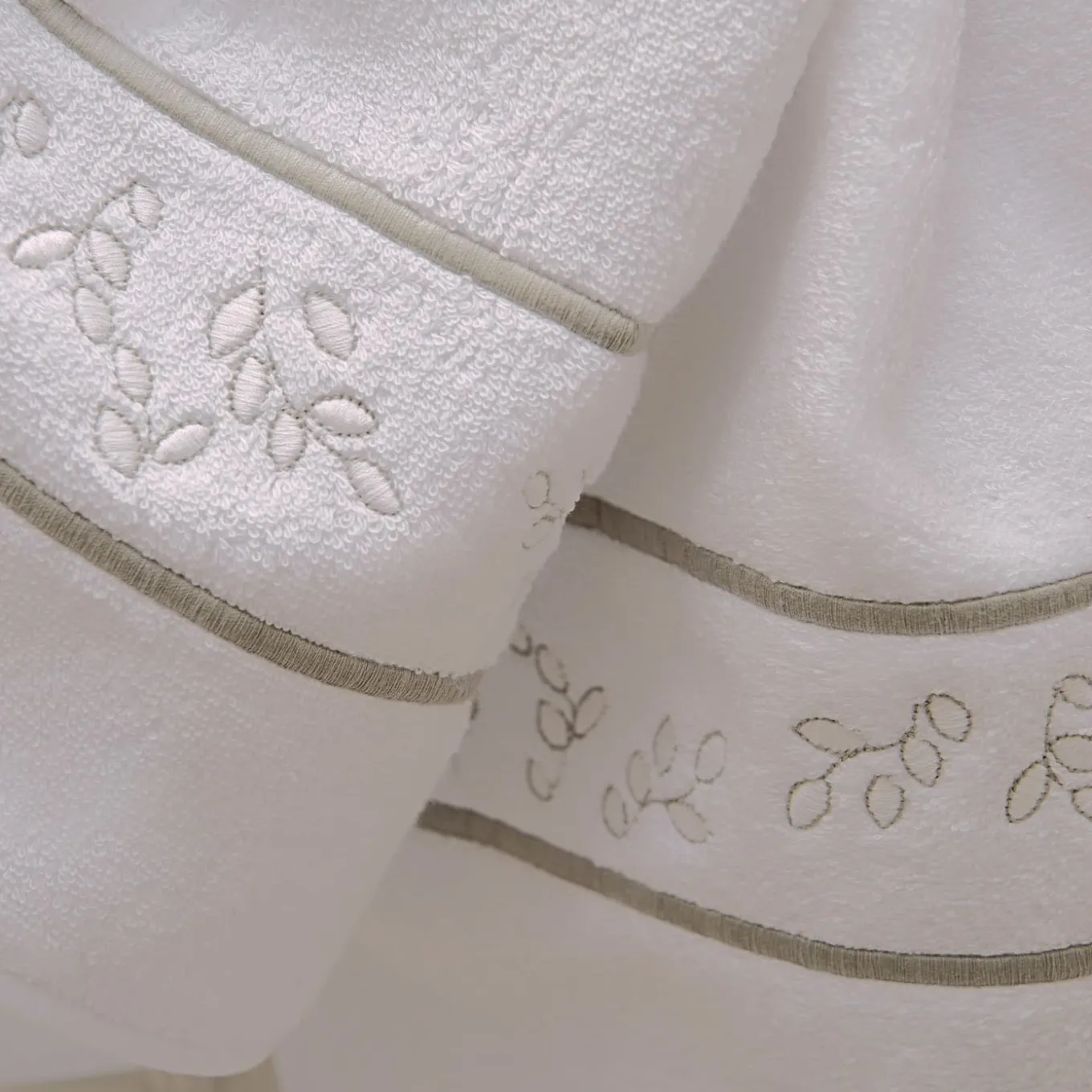 Roma White & Silver Olive Bath Towel