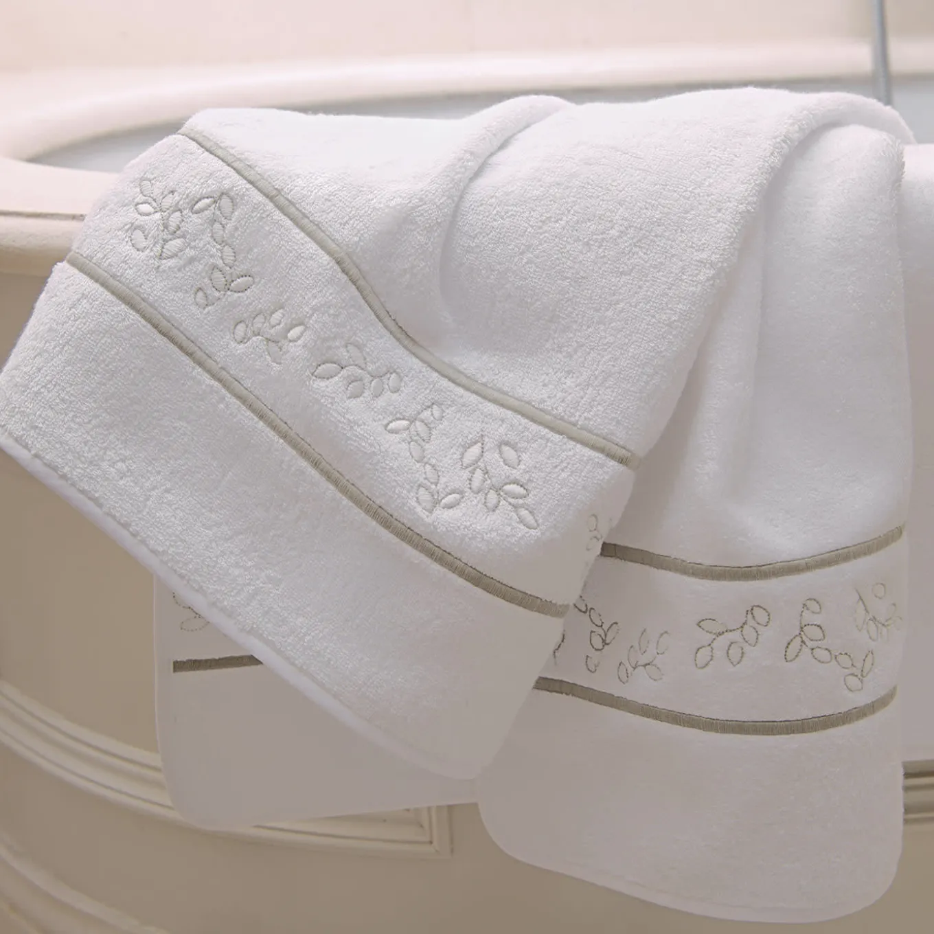 Roma White & Silver Olive Bath Towel