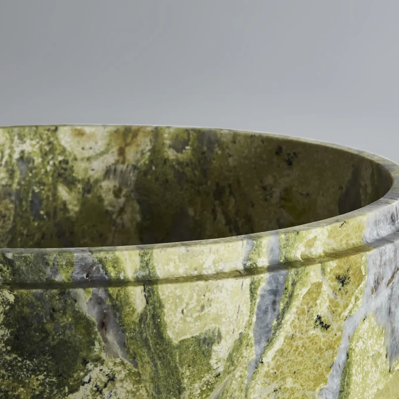 Royal Medium Vase in Artik Green