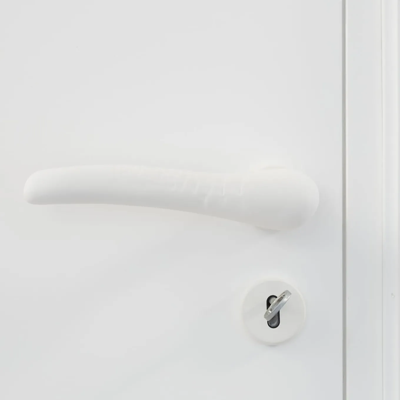 Scaglie White Handle by Nicole Valenti
