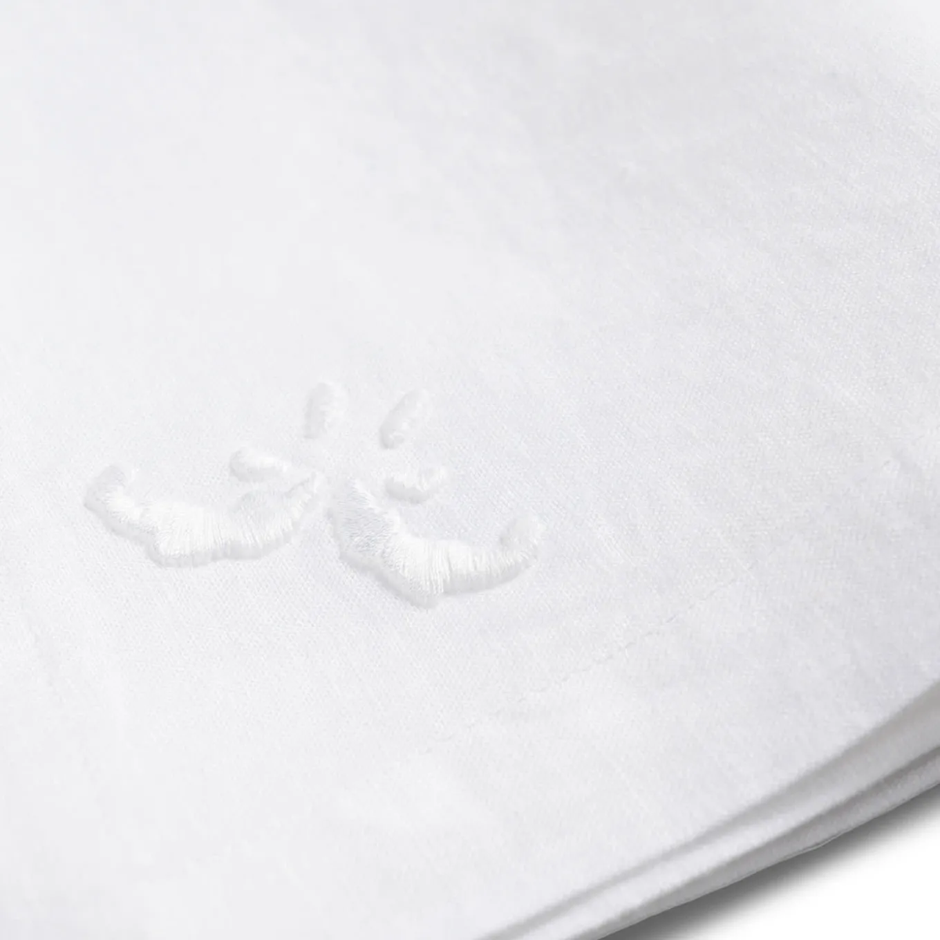 Set of 4 Decoro Embroidered White Napkins