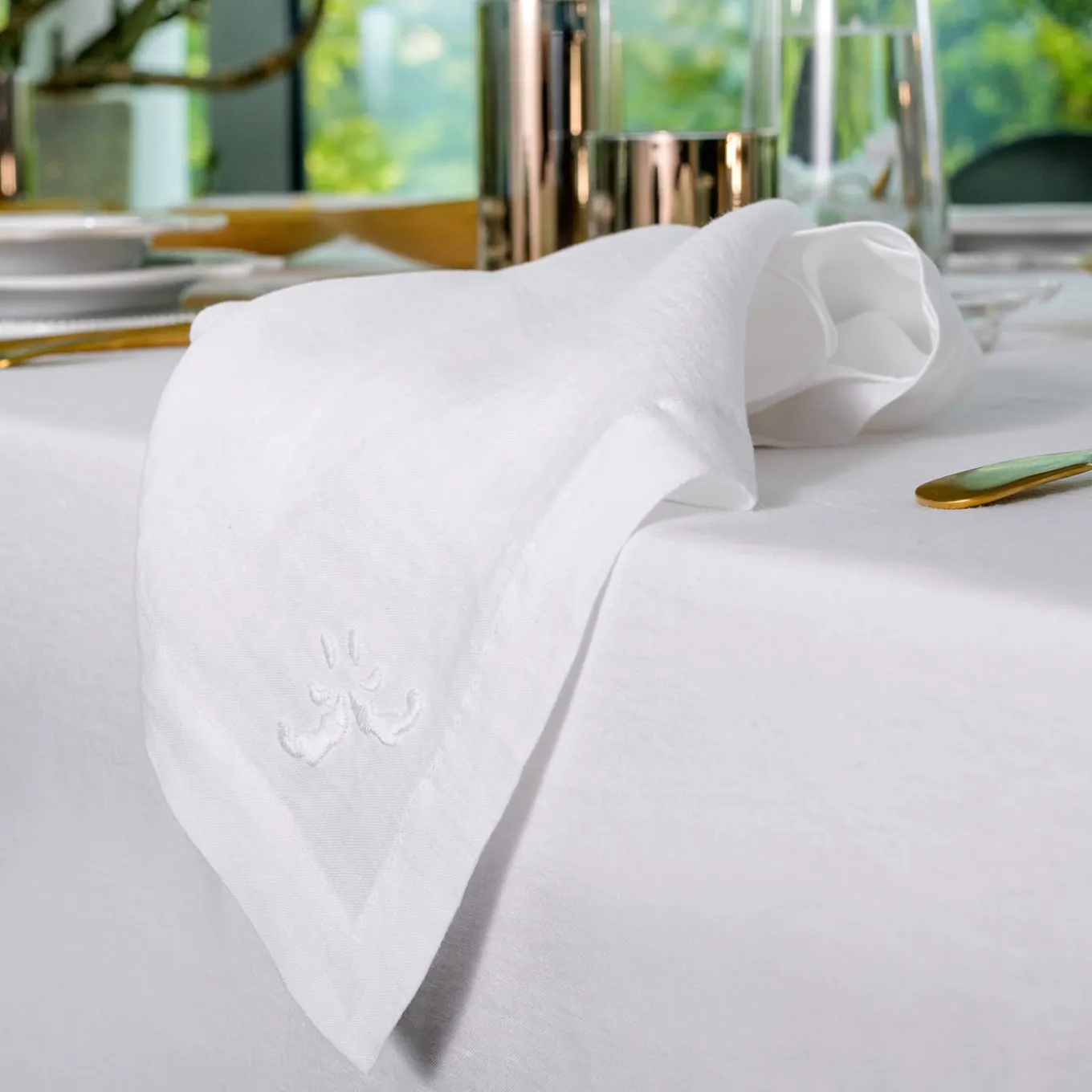 Set of 4 Decoro Embroidered White Napkins