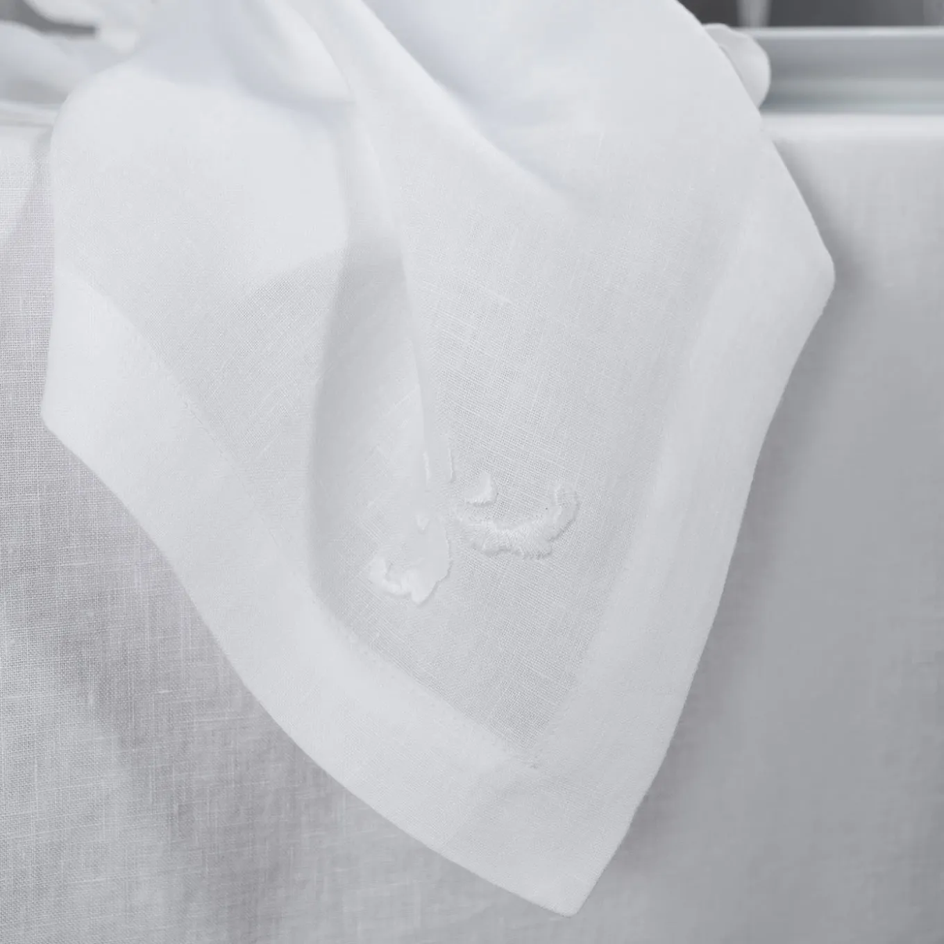 Set of 4 Decoro Embroidered White Napkins
