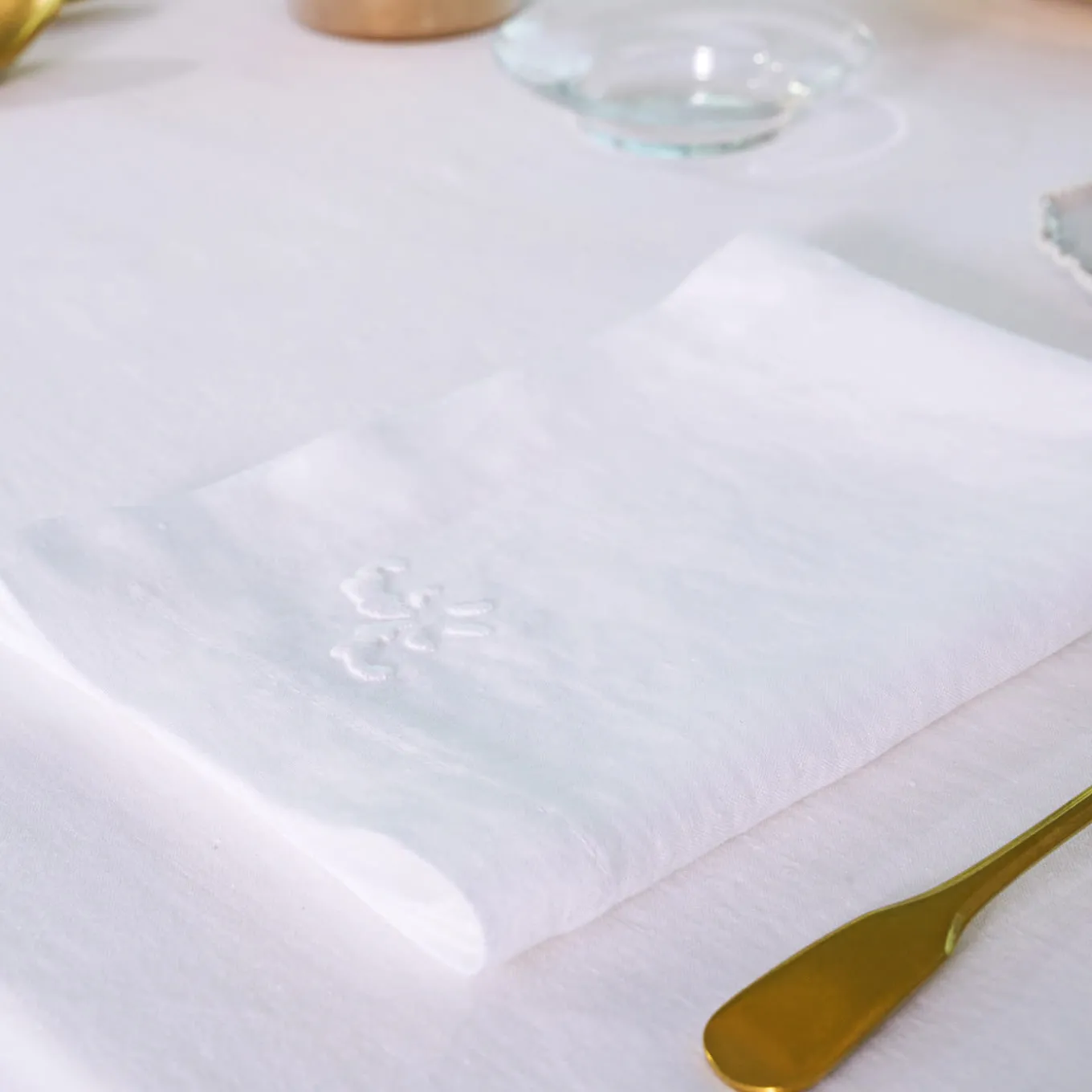 Set of 4 Decoro Embroidered White Napkins