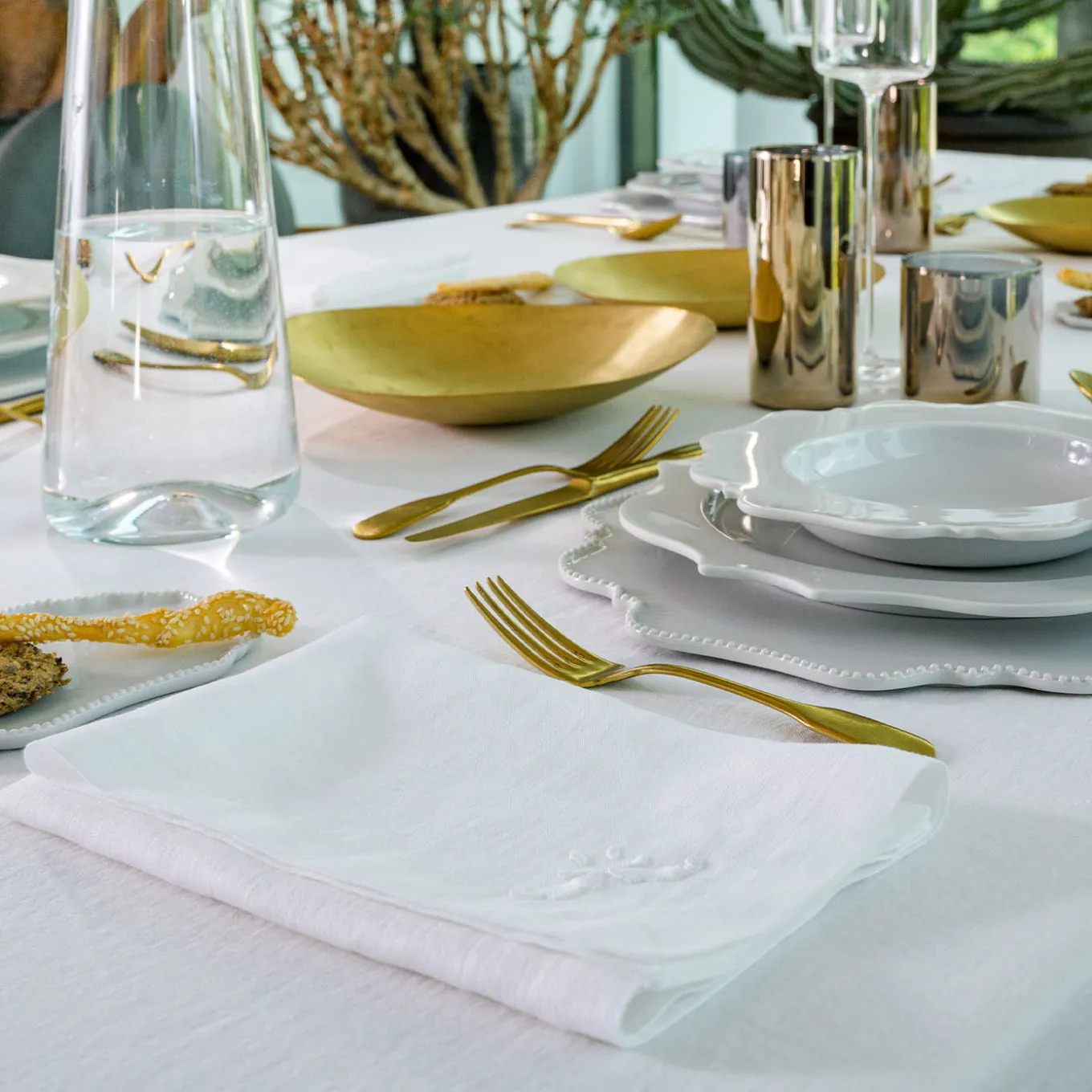 Set of 4 Decoro Embroidered White Napkins