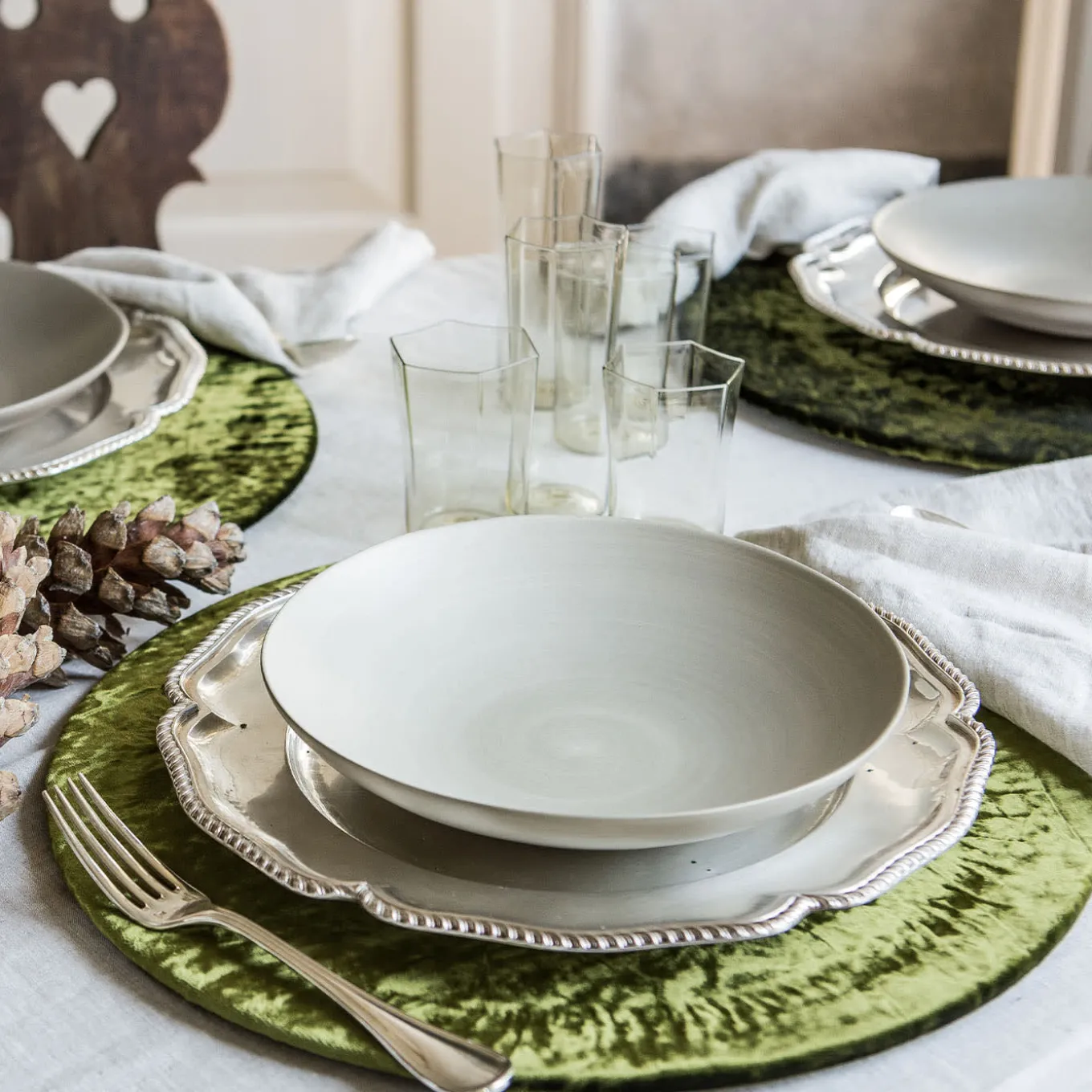 Set of 4 Green Velvet Round Placemats with Wooden Support