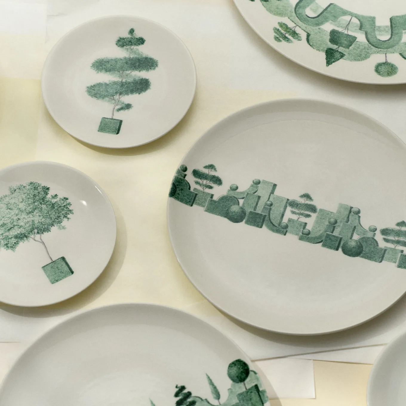 Set of 4 Jardin à l'Italienne Green Round Ceramic Dinner Plates