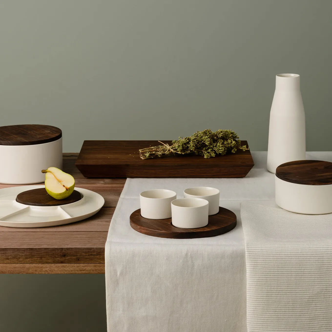 Set of 2 Round Ceramic Containers with Wooden Lid