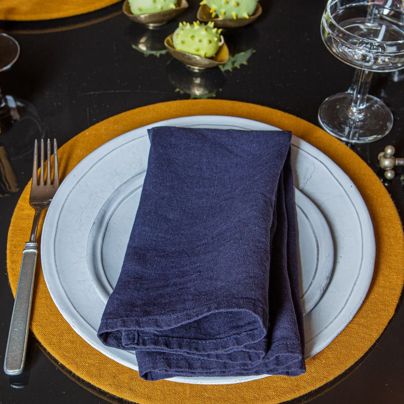 Set Of 4 Round Linen Placemat With Wooden Support