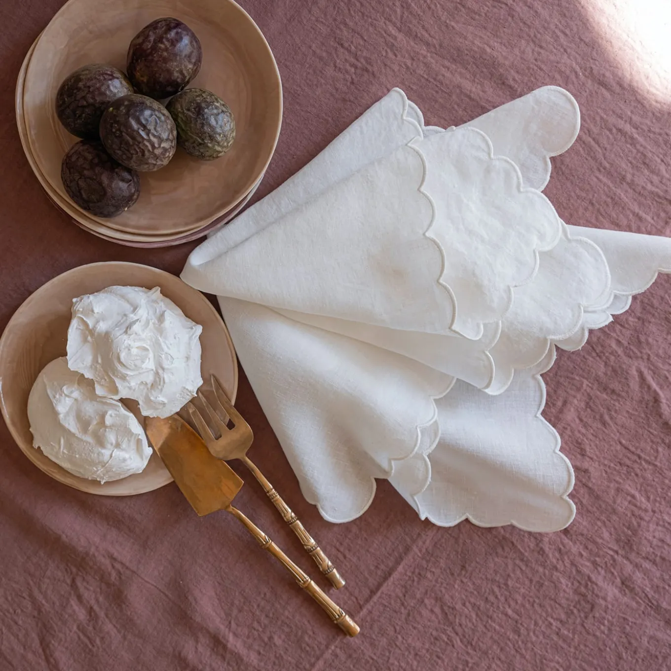 Set of 4 White Scalloped Napkins