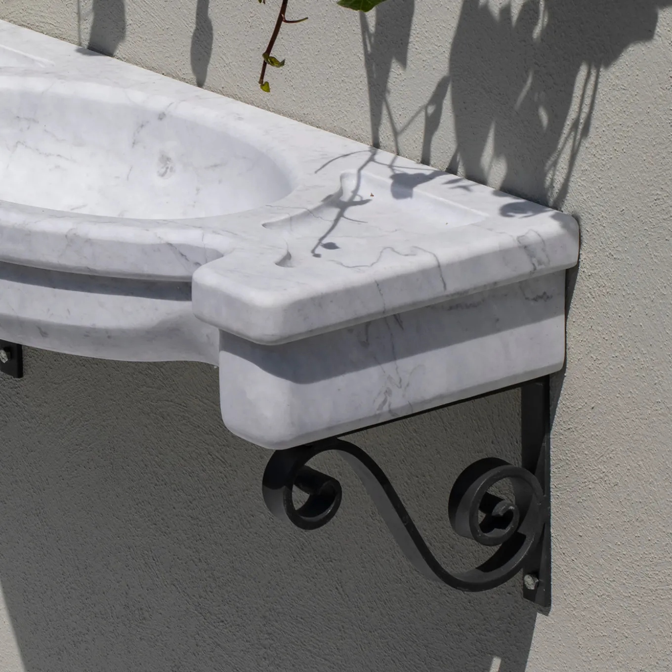 Sethra white marble outdoor basin