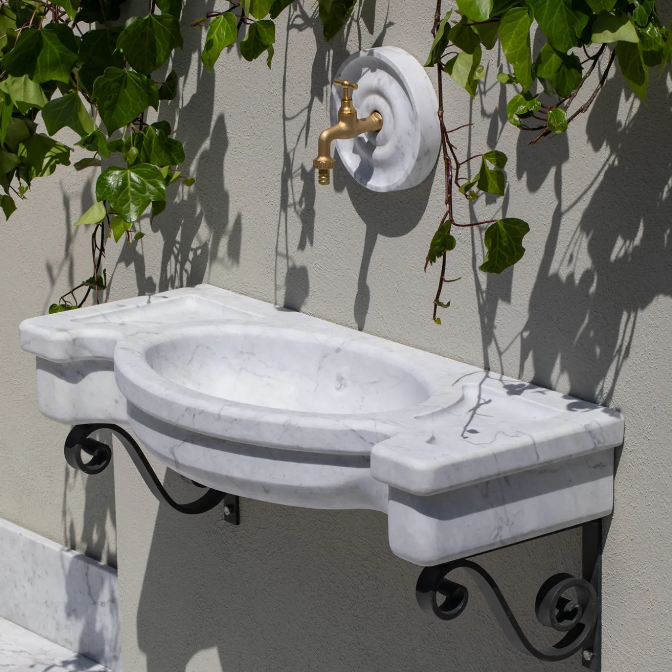 Sethra white marble outdoor basin