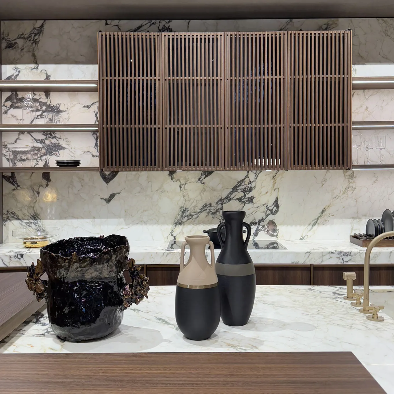 Teodosio XL Black Bronze and Milk amphora