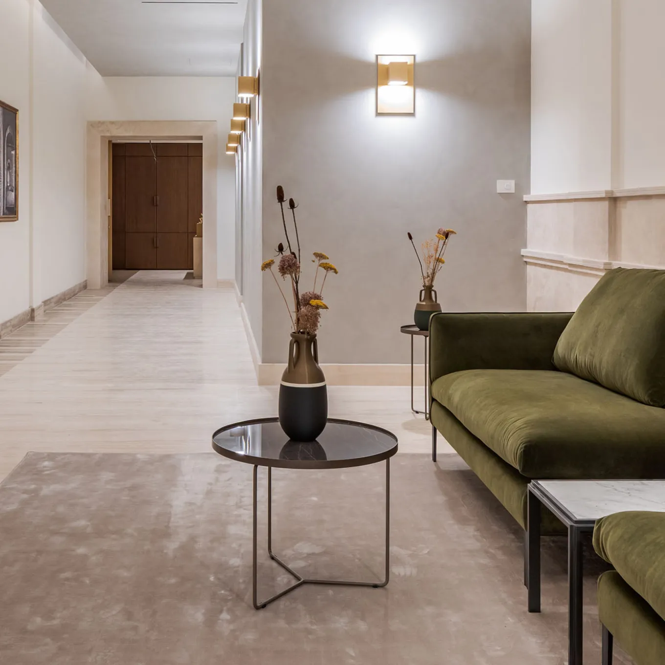 Teodosio XL Black Milk and Bronze amphora