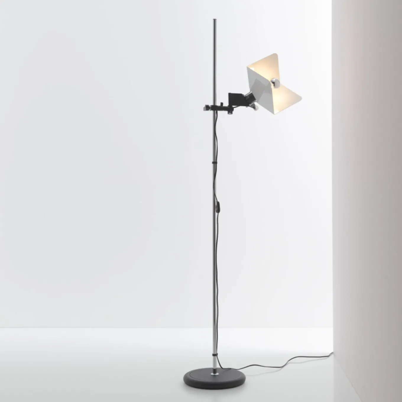 Triedro Floor Lamp