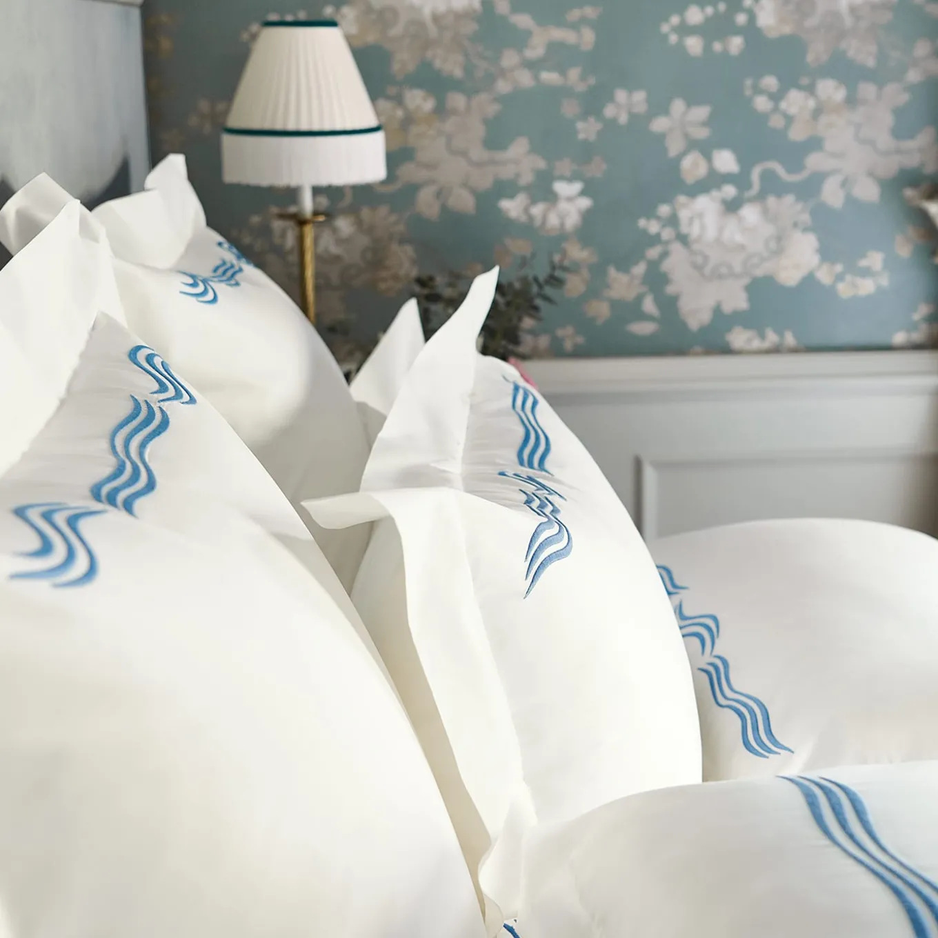 Tuffo White & Assisi Blue US King Sham